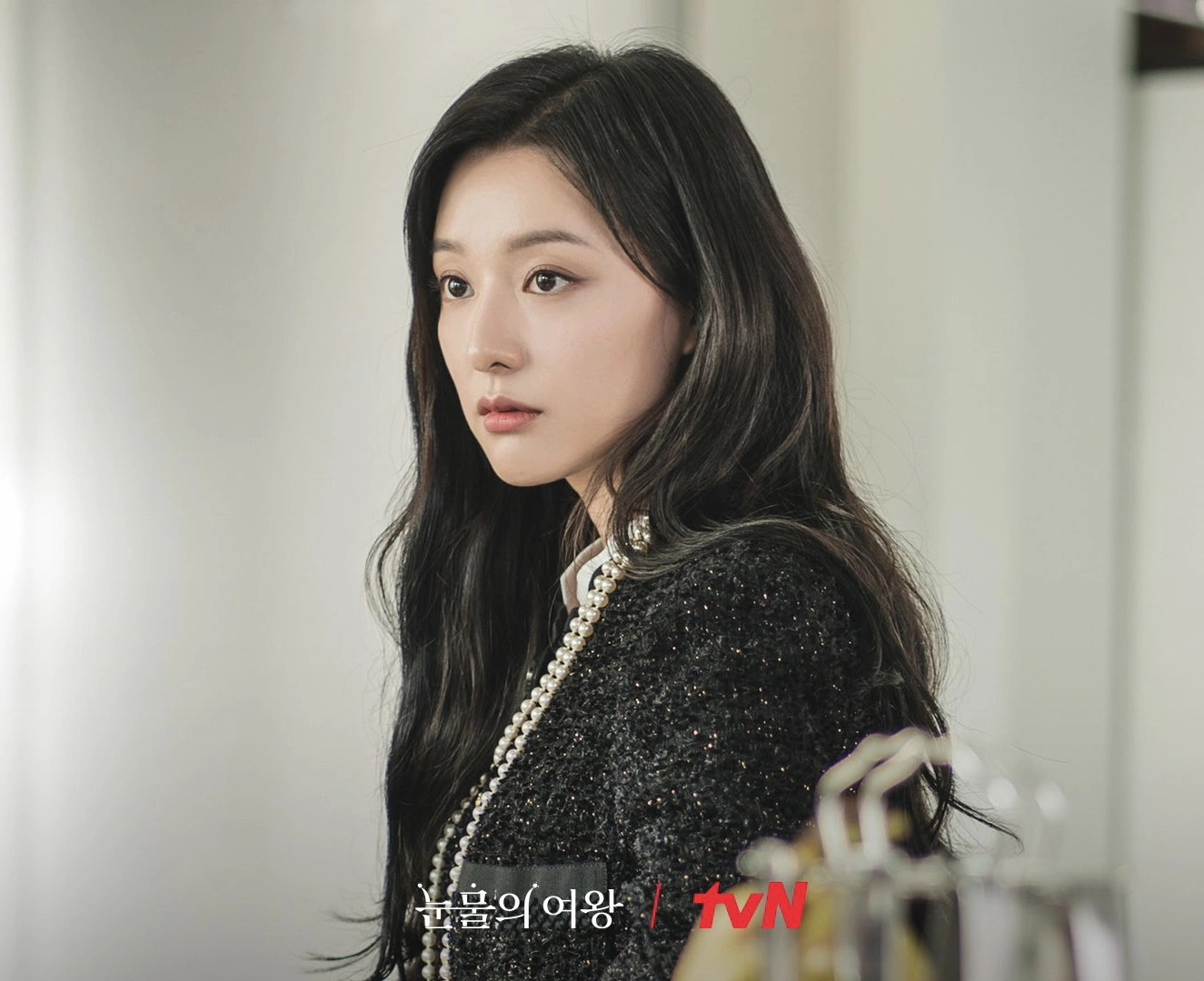 Tạo hình tiểu thư tài phiệt của nữ chính Kim Ji Won "gây sốt". Netizen dành nhiều lời khen ngợi tới nhan sắc thăng hạng, khí chất sang chảnh của cô. Tạo hình tiểu thư tài phiệt của nữ chính Kim Ji Won "gây sốt". Netizen dành nhiều lời khen ngợi tới nhan sắc thăng hạng, khí chất sang chảnh của cô.