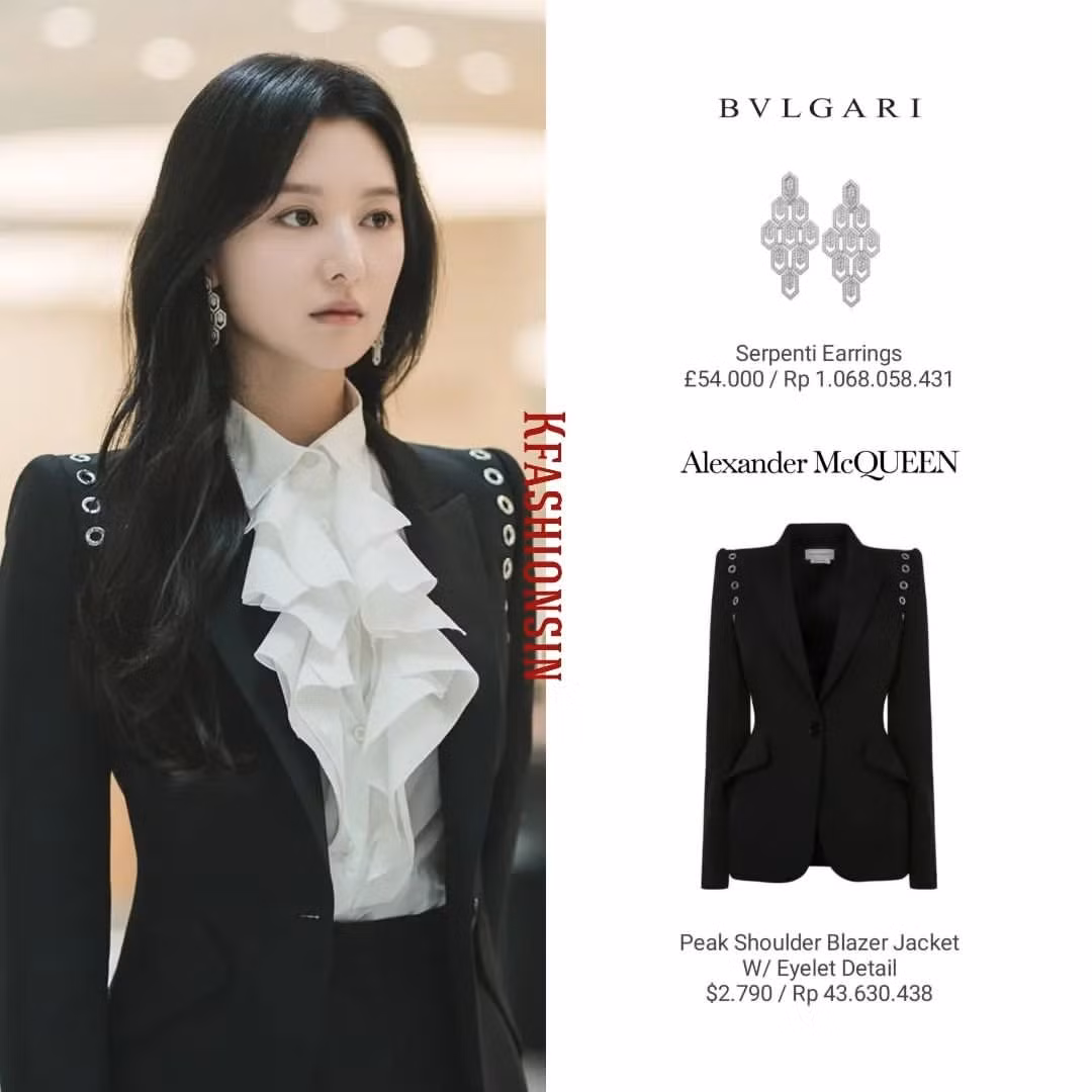 Mẫu áo blazer đen chiết eo đến từ thương hiệu Alexander McQUEEN có giá hơn 68 triệu đồng được nữ chính phối khéo léo với sơ mi cổ bèo. Khuyên tai cao cấp BVLGARI có giá khủng 1 tỷ 600 triệu đồng chiếm spotlight.