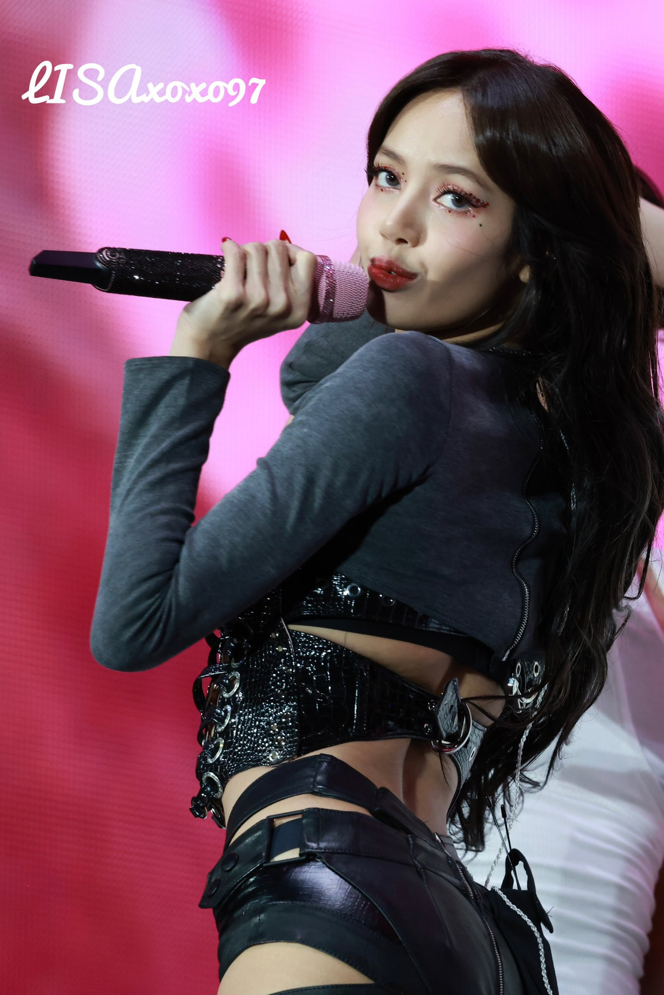 Diện mạo của Lisa BLACKPINK trước (ảnh trên) và sau (ảnh dưới) khi rời YG.