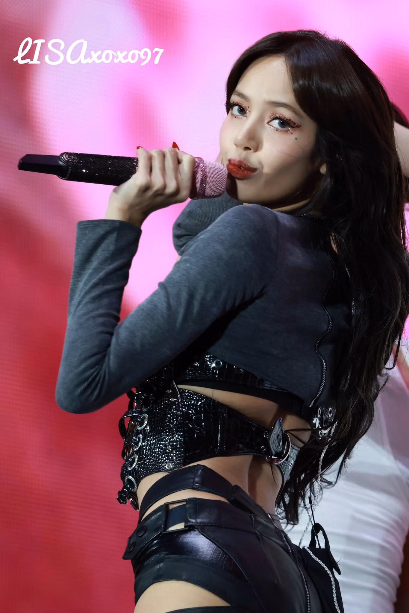 Diện mạo của Lisa BLACKPINK trước (ảnh trên) và sau (ảnh dưới) khi rời YG.