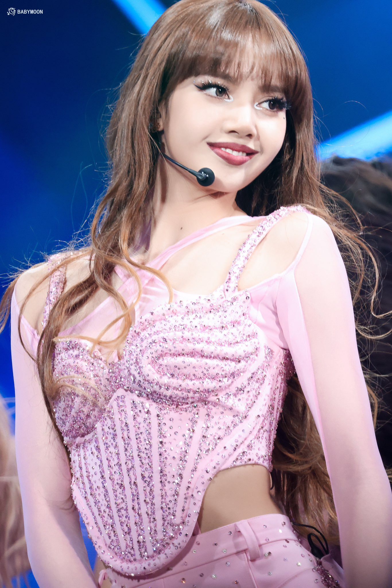 Diện mạo của Lisa BLACKPINK trước (ảnh trên) và sau (ảnh dưới) khi rời YG.