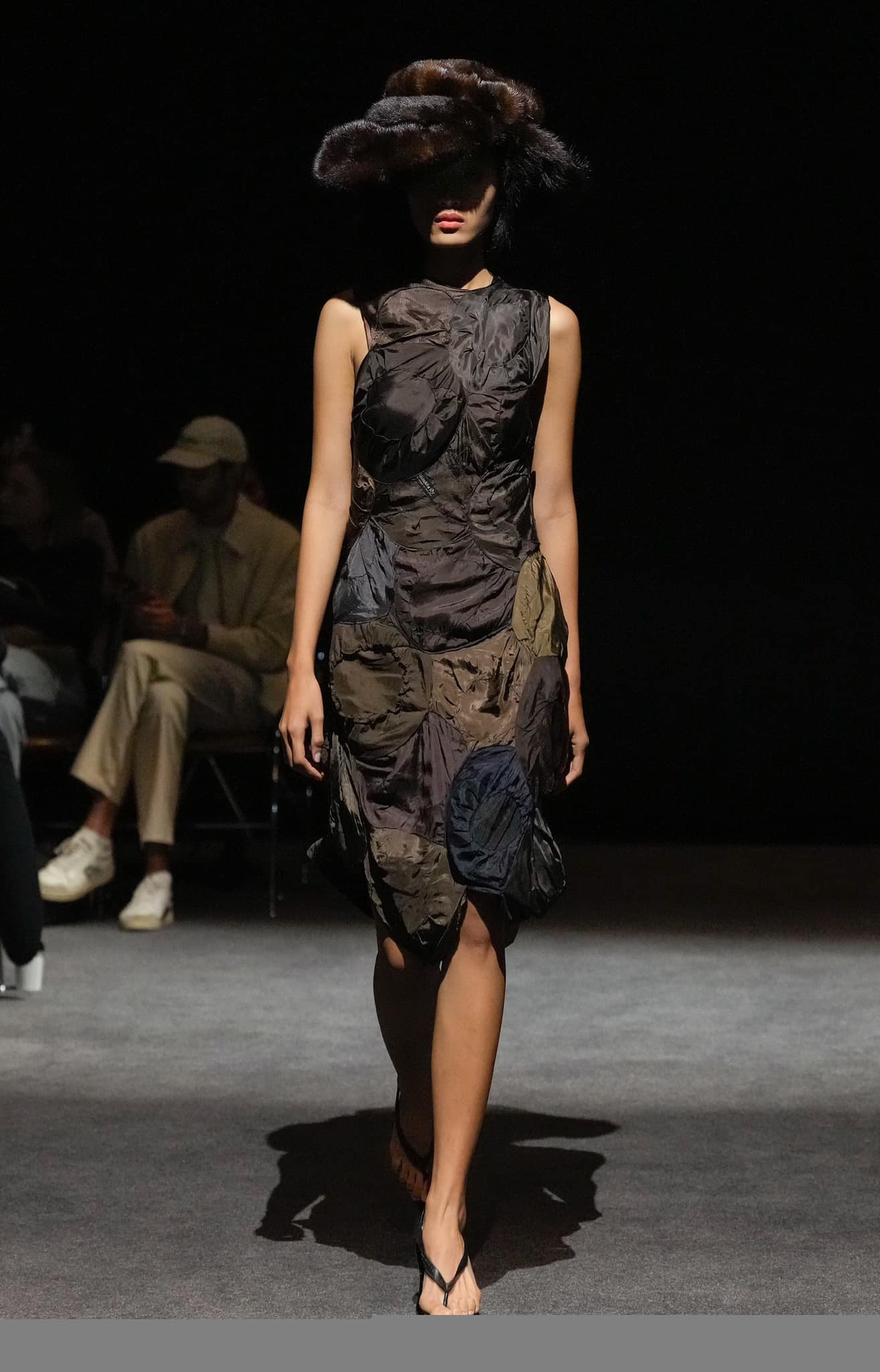 Huỳnh Tú Anh ghi điểm nhờ gương mặt đậm chất Á Đông, phong thái trình diễn chuyên nghiệp.