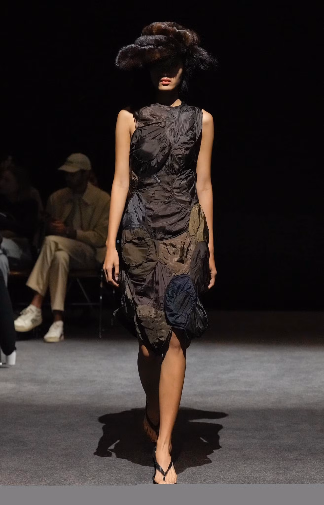 Huỳnh Tú Anh ghi điểm nhờ gương mặt đậm chất Á Đông, phong thái trình diễn chuyên nghiệp. Huỳnh Tú Anh ghi điểm nhờ gương mặt đậm chất Á Đông, phong thái trình diễn chuyên nghiệp.