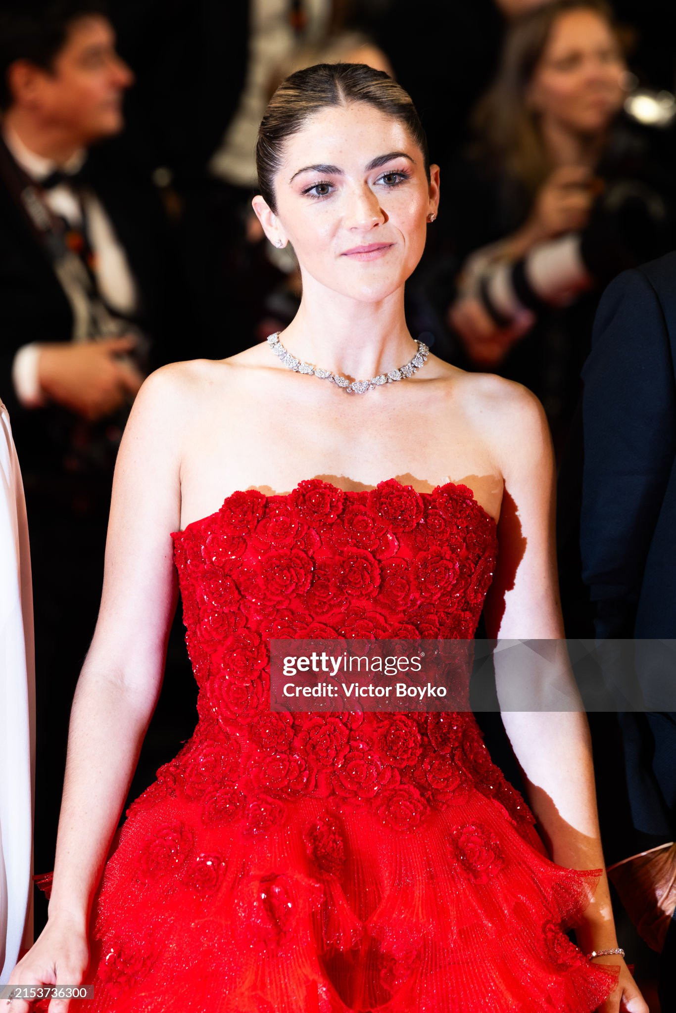 Isabelle Fuhrman khoe nhan sắc thăng hạng trong thiết kế cúp ngực họa tiết hoa nổi màu đỏ. Isabelle Fuhrman khoe nhan sắc thăng hạng trong thiết kế cúp ngực họa tiết hoa nổi màu đỏ.