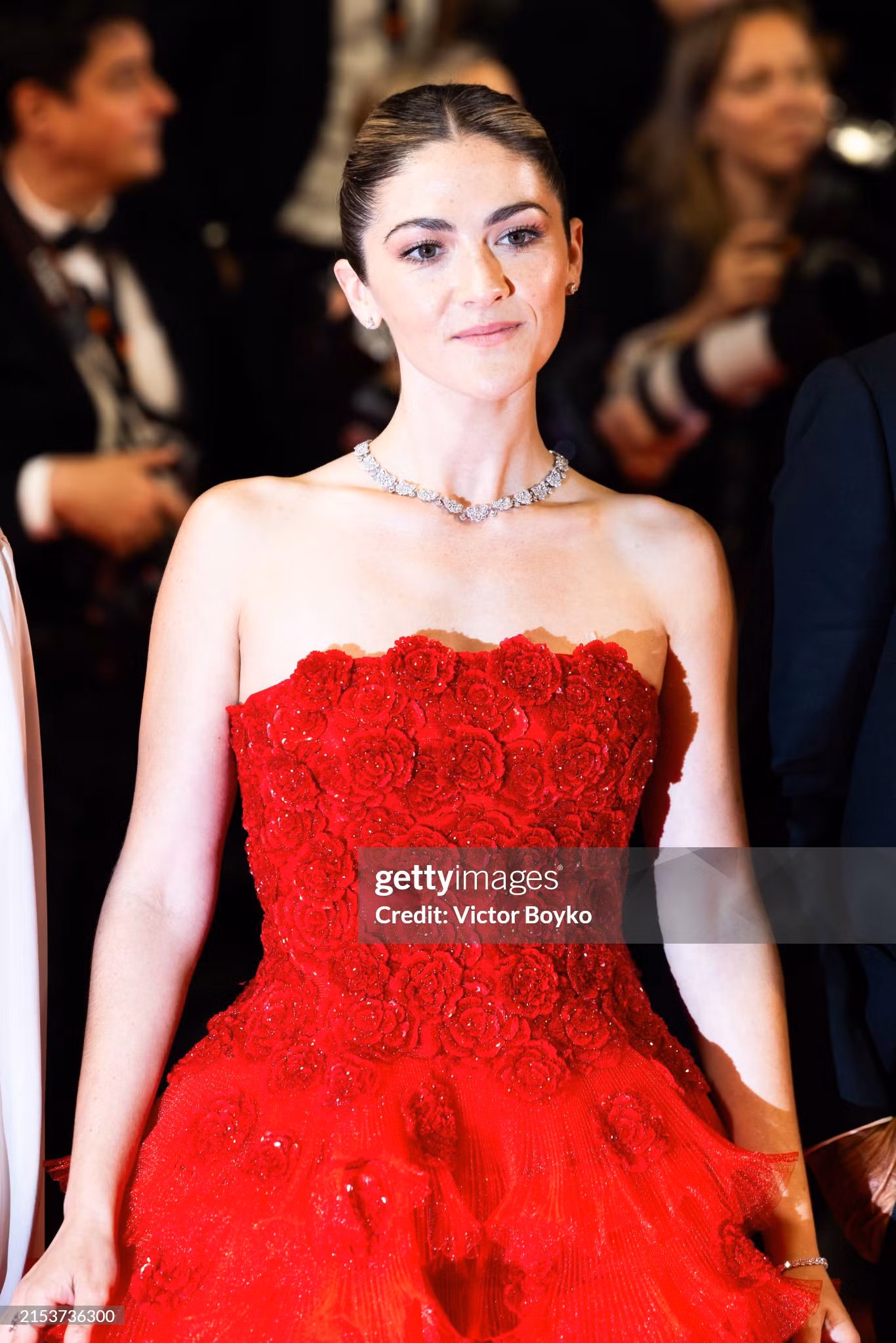 Isabelle Fuhrman khoe nhan sắc thăng hạng trong thiết kế cúp ngực họa tiết hoa nổi màu đỏ.