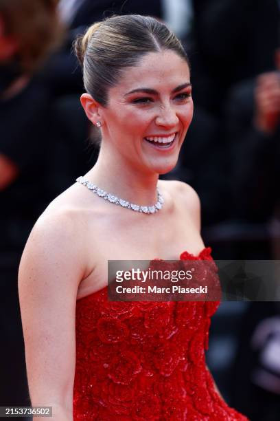 Isabelle Fuhrman khoe nhan sắc thăng hạng trong thiết kế cúp ngực họa tiết hoa nổi màu đỏ. Isabelle Fuhrman khoe nhan sắc thăng hạng trong thiết kế cúp ngực họa tiết hoa nổi màu đỏ.