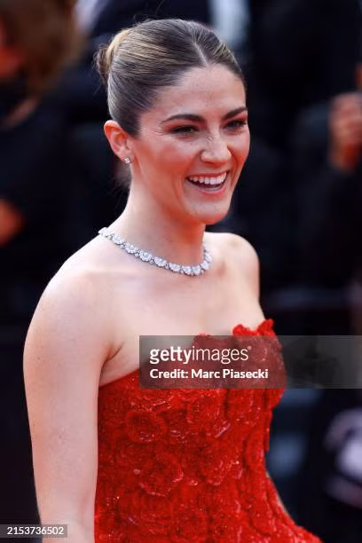 Isabelle Fuhrman khoe nhan sắc thăng hạng trong thiết kế cúp ngực họa tiết hoa nổi màu đỏ.