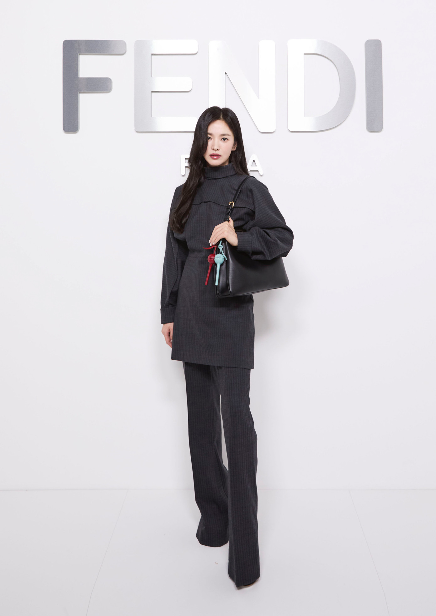 Song Hye Kyo xuất hiện với tư cách đại sứ toàn cầu tại sự kiện của thương hiệu Fendi thuộc khuôn khổ Milan Fashion Week. Song Hye Kyo xuất hiện với tư cách đại sứ toàn cầu tại sự kiện của thương hiệu Fendi thuộc khuôn khổ Milan Fashion Week.