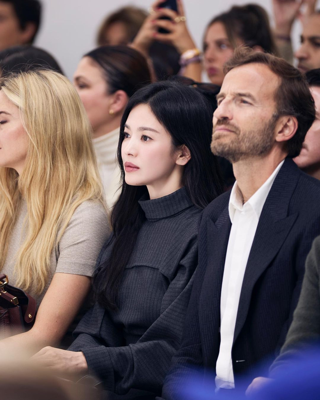 Song Hye Kyo xuất hiện với tư cách đại sứ toàn cầu tại sự kiện của thương hiệu Fendi thuộc khuôn khổ Milan Fashion Week. Song Hye Kyo xuất hiện với tư cách đại sứ toàn cầu tại sự kiện của thương hiệu Fendi thuộc khuôn khổ Milan Fashion Week.