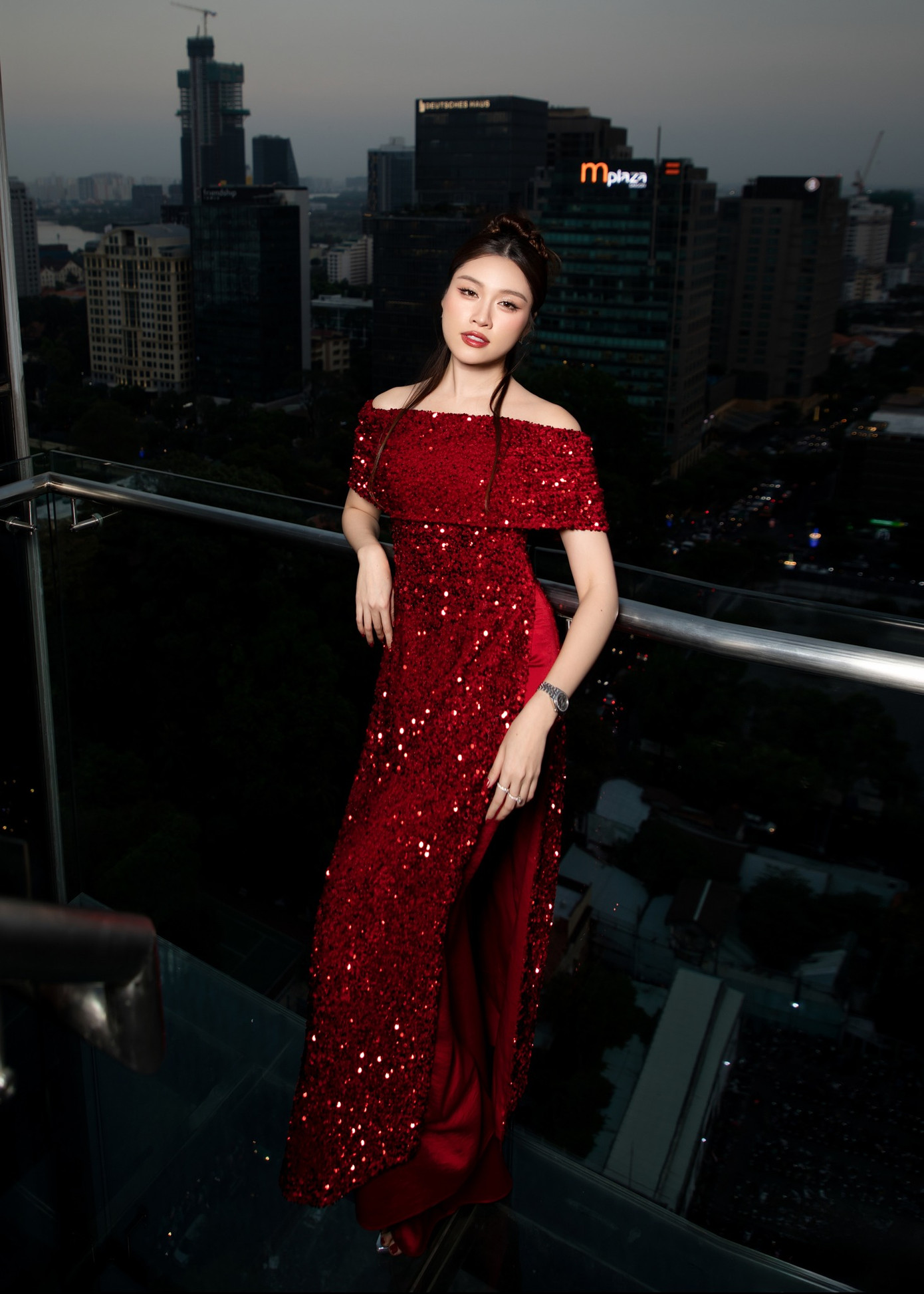 Hoa hậu Việt Nam 2010 Đặng Thị Ngọc Hân và MC Thanh Thanh Huyền tỏa sáng trong tiệc tối nhờ các thiết kế áo dài đỏ đính kim sa. Hoa hậu Việt Nam 2010 Đặng Thị Ngọc Hân và MC Thanh Thanh Huyền tỏa sáng trong tiệc tối nhờ các thiết kế áo dài đỏ đính kim sa.