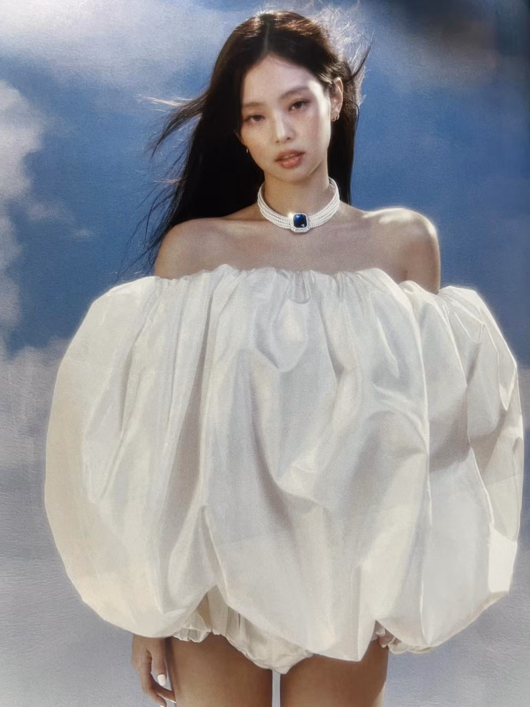 Jennie BLACKPINK "gây bão" khi diện các thiết kế với chi tiết phồng cách điệu của Jacquemus trên bìa Harper's BAZAAR. Jennie BLACKPINK "gây bão" khi diện các thiết kế với chi tiết phồng cách điệu của Jacquemus trên bìa Harper's BAZAAR.