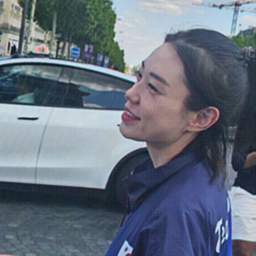 Yeji chia sẻ các hình ảnh vui vẻ, thân thiết cùng đồng đội bên lề các cuộc thi đấu trên mạng xã hội cá nhân. Nhan sắc đời thường của nữ xạ thủ được nhận xét có nhiều nét tương đồng với nữ diễn viên Jeon Do Yeon.