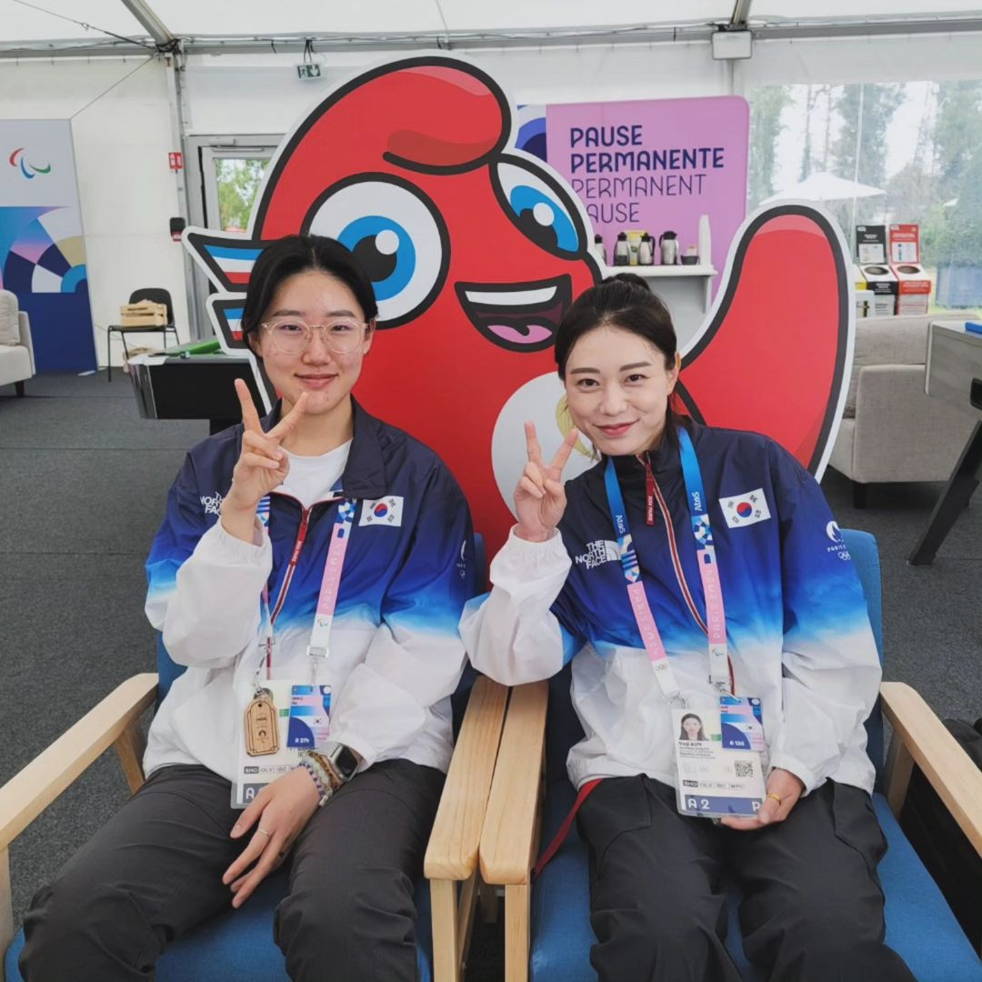 Yeji chia sẻ các hình ảnh vui vẻ, thân thiết cùng đồng đội bên lề các cuộc thi đấu trên mạng xã hội cá nhân. Nhan sắc đời thường của nữ xạ thủ được nhận xét có nhiều nét tương đồng với nữ diễn viên Jeon Do Yeon.