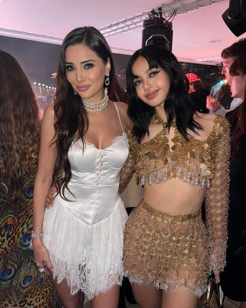 Lisa BLACKPINK chụp hình cùng các khách mời tại tiệc tối ở Monaco.