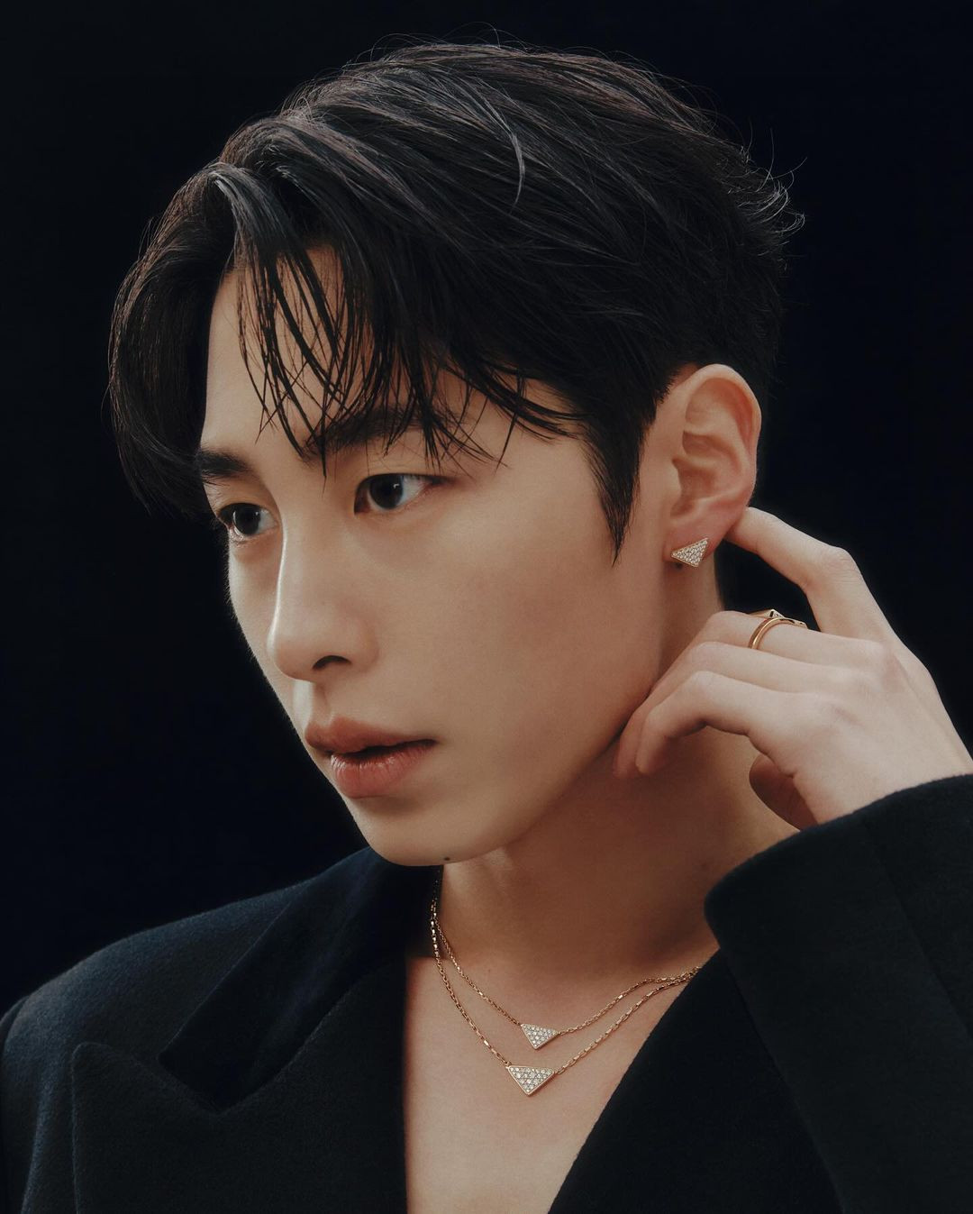 Anh chàng khoe sắc vóc cuốn hút, ánh mắt sắc bén khi đồng hành cùng các nhà mốt xa xỉ. Anh chàng khoe sắc vóc cuốn hút, ánh mắt sắc bén khi đồng hành cùng các nhà mốt xa xỉ.