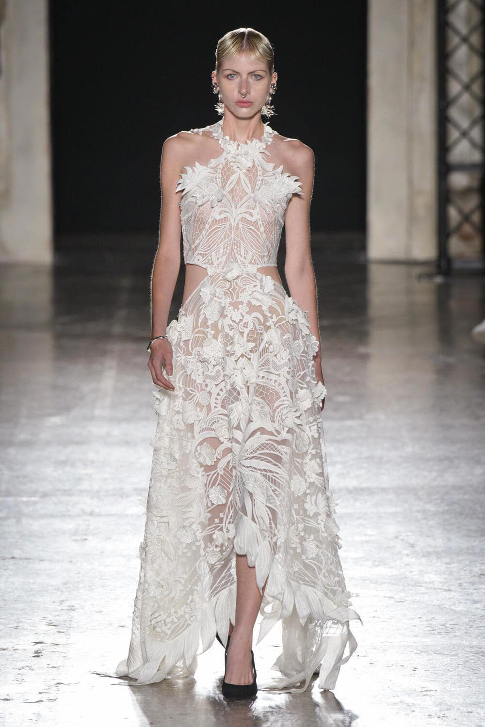 Các thiết kế tông trắng sử dụng kỹ thuật đan len, dệt ren thủ công cầu kỳ được NTK đánh giá là mang tinh thần đại diện cho BST Ceramics.