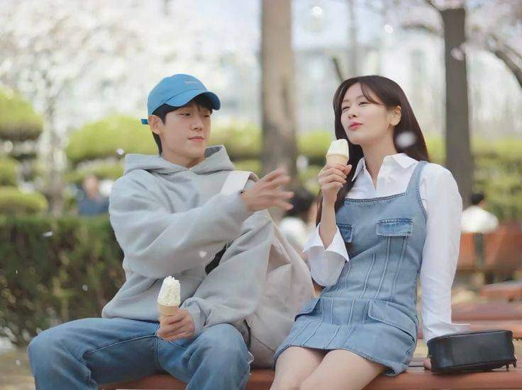 Bae Seok Ryu điệu đà trong những lần hẹn hò với "con trai bạn mẹ" Choi Seung Hyo (Jung Hae In). Chi tiết bèo nhún, tay phồng kết hợp cùng bảng màu pastel làm tăng vẻ nữ tính. Bae Seok Ryu điệu đà trong những lần hẹn hò với "con trai bạn mẹ" Choi Seung Hyo (Jung Hae In). Chi tiết bèo nhún, tay phồng kết hợp cùng bảng màu pastel làm tăng vẻ nữ tính.