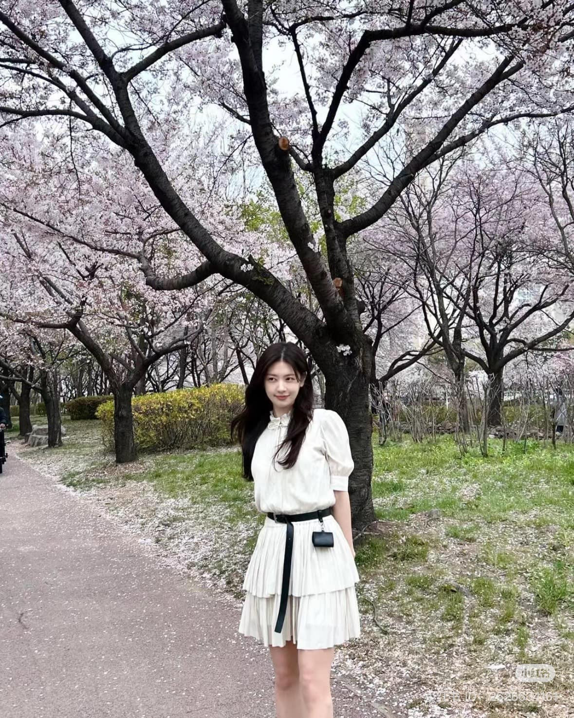 Bae Seok Ryu điệu đà trong những lần hẹn hò với "con trai bạn mẹ" Choi Seung Hyo (Jung Hae In). Chi tiết bèo nhún, tay phồng kết hợp cùng bảng màu pastel làm tăng vẻ nữ tính. Bae Seok Ryu điệu đà trong những lần hẹn hò với "con trai bạn mẹ" Choi Seung Hyo (Jung Hae In). Chi tiết bèo nhún, tay phồng kết hợp cùng bảng màu pastel làm tăng vẻ nữ tính.