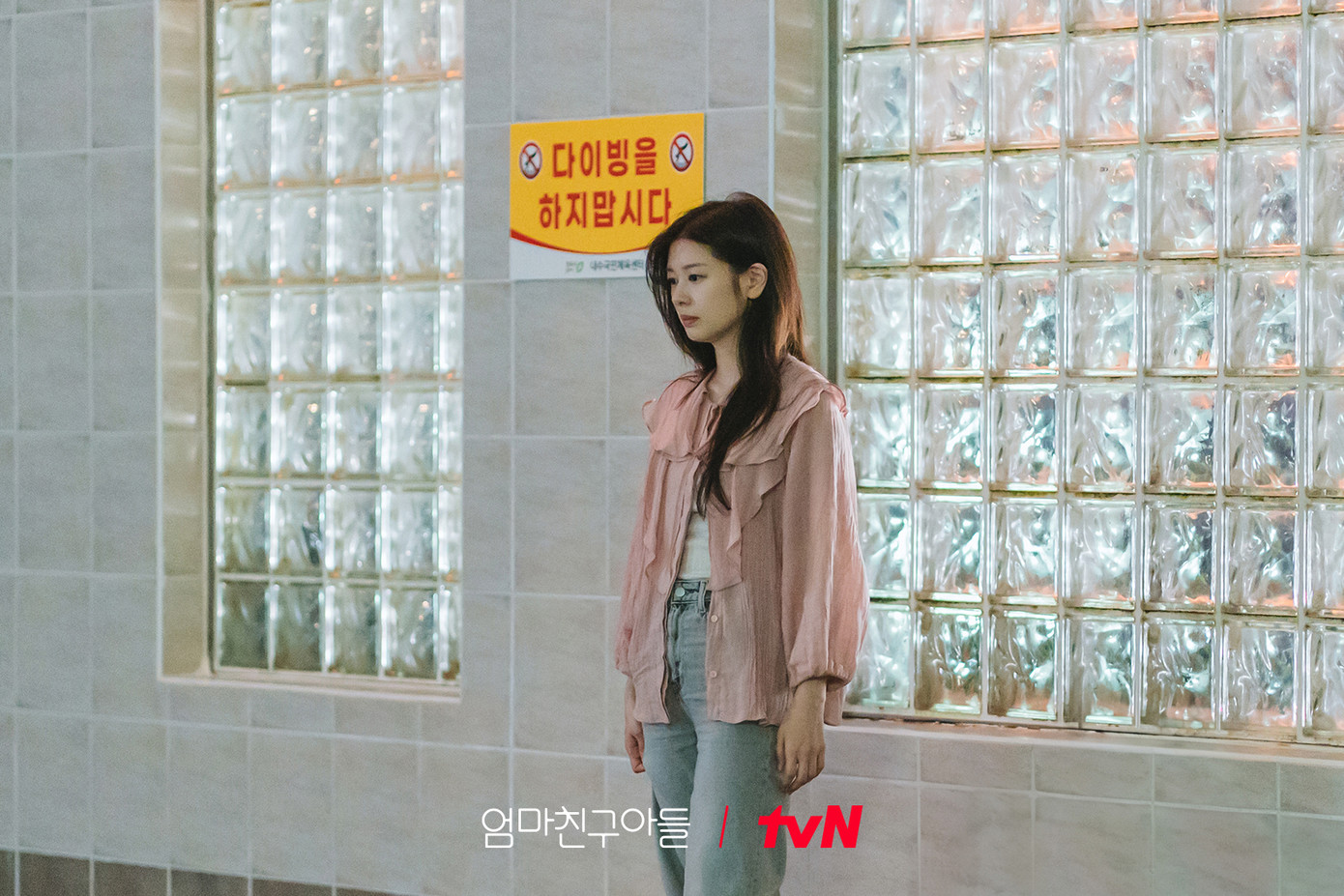 Bae Seok Ryu điệu đà trong những lần hẹn hò với "con trai bạn mẹ" Choi Seung Hyo (Jung Hae In). Chi tiết bèo nhún, tay phồng kết hợp cùng bảng màu pastel làm tăng vẻ nữ tính. Bae Seok Ryu điệu đà trong những lần hẹn hò với "con trai bạn mẹ" Choi Seung Hyo (Jung Hae In). Chi tiết bèo nhún, tay phồng kết hợp cùng bảng màu pastel làm tăng vẻ nữ tính.