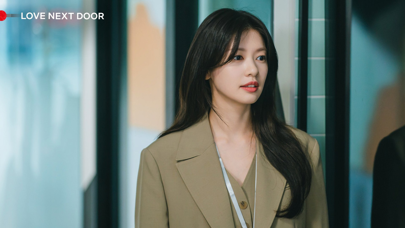 Xuất hiện tại môi trường công sở, sao nữ 8X thanh lịch trong các mẫu blazer, kết hợp cùng quần jeans. Xuất hiện tại môi trường công sở, sao nữ 8X thanh lịch trong các mẫu blazer, kết hợp cùng quần jeans.