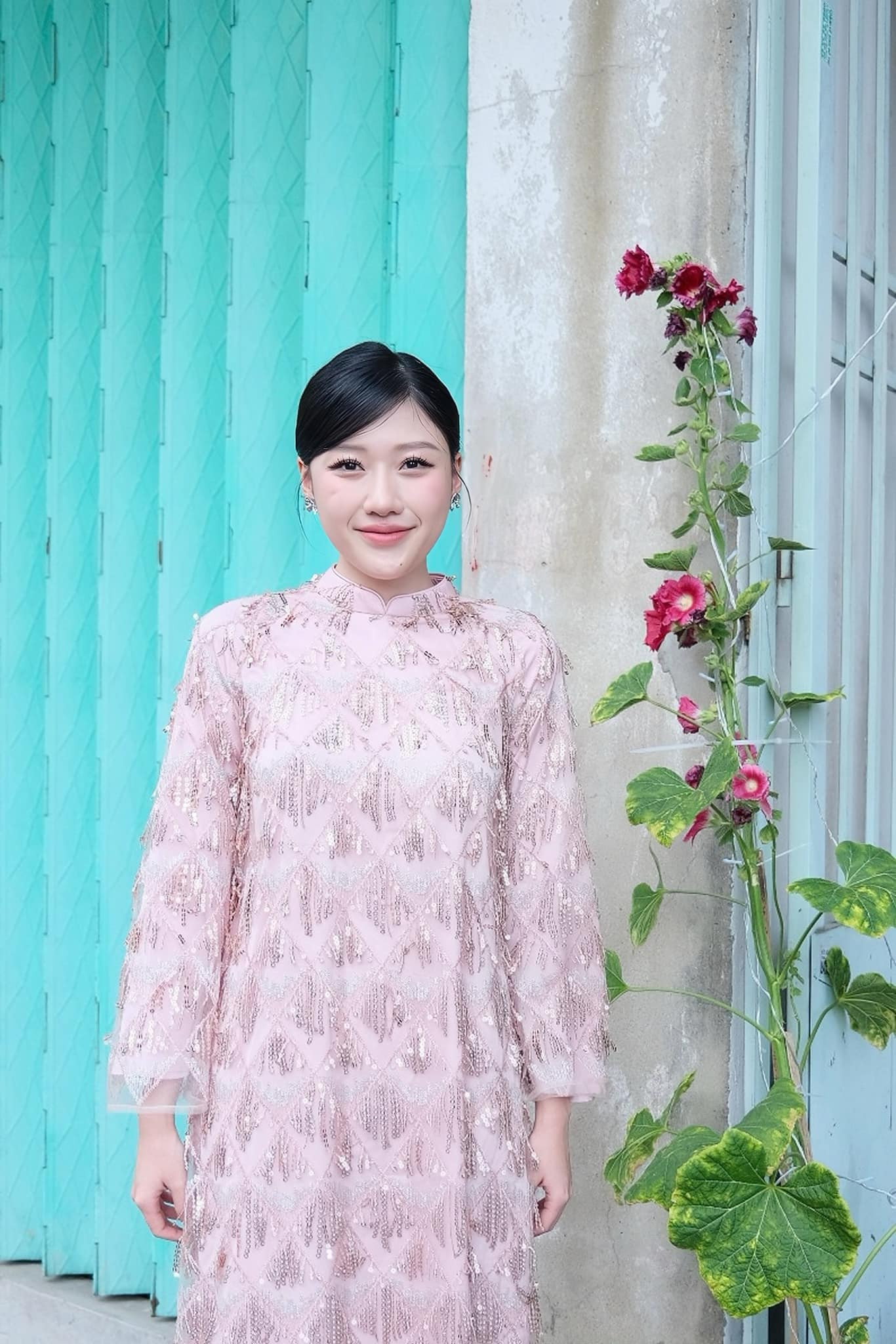 Uyển Ân ưa chuộng tông hồng ngọt ngào trong dịp Tết Giáp Thìn. Nhan sắc rạng rỡ của em gái Trấn Thành trong các thiết kế áo dài cách điệu "ghi điểm" với các tín đồ thời trang.