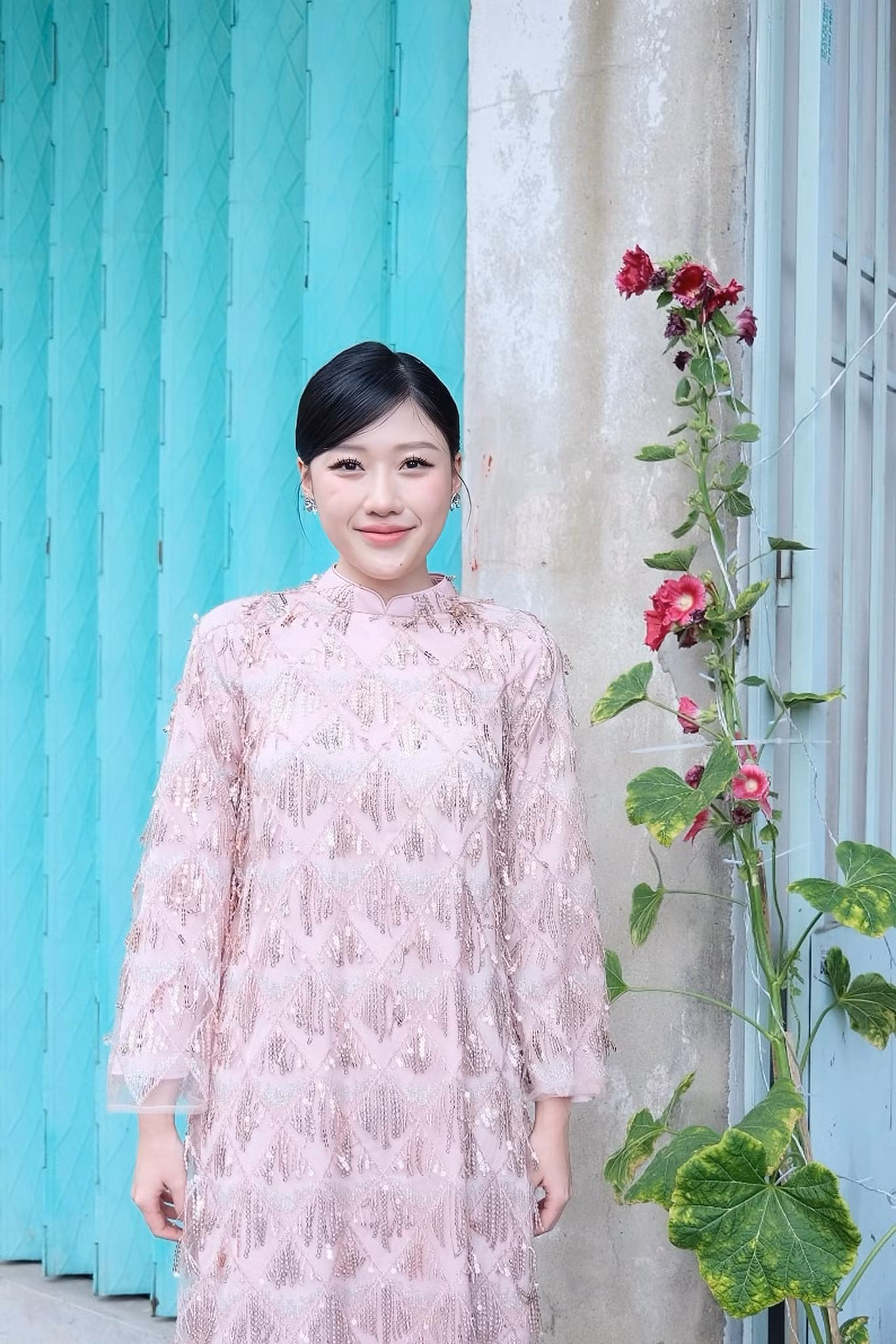Uyển Ân ưa chuộng tông hồng ngọt ngào trong dịp Tết Giáp Thìn. Nhan sắc rạng rỡ của em gái Trấn Thành trong các thiết kế áo dài cách điệu "ghi điểm" với các tín đồ thời trang.