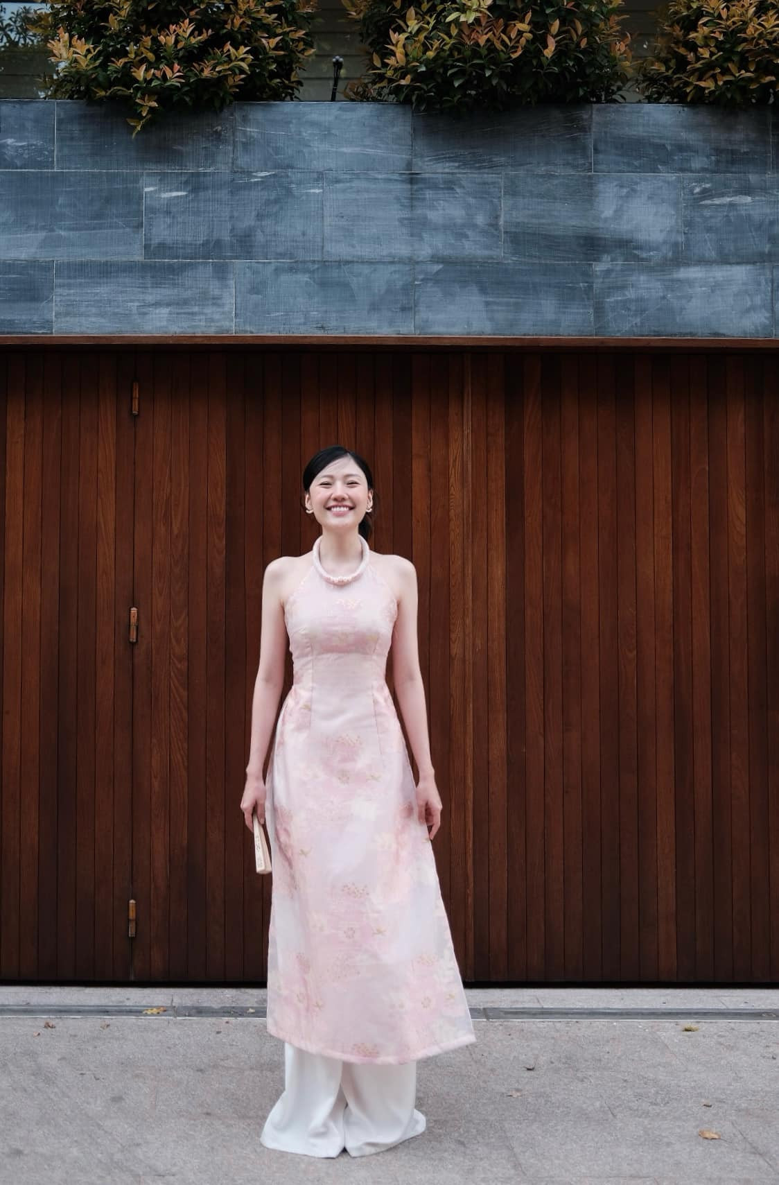 Uyển Ân ưa chuộng tông hồng ngọt ngào trong dịp Tết Giáp Thìn. Nhan sắc rạng rỡ của em gái Trấn Thành trong các thiết kế áo dài cách điệu "ghi điểm" với các tín đồ thời trang.