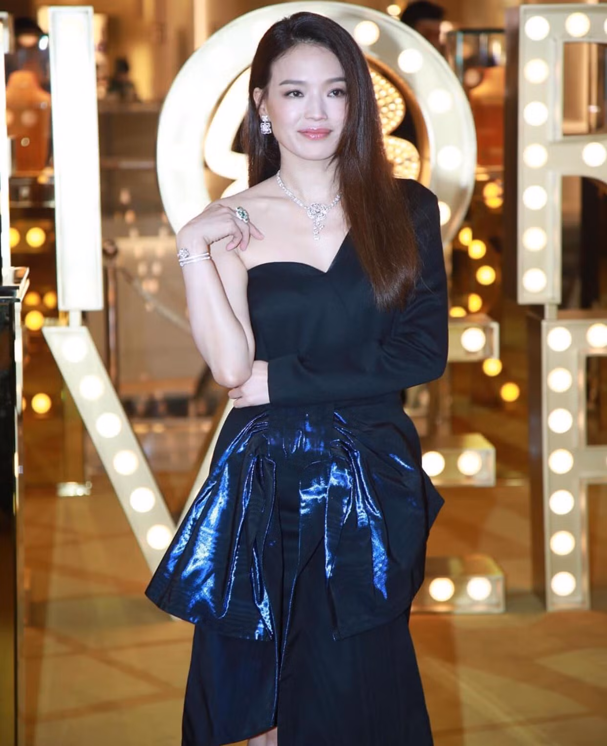 Dáng vẻ sang trọng thường thấy của sao nữ sinh năm 1974.