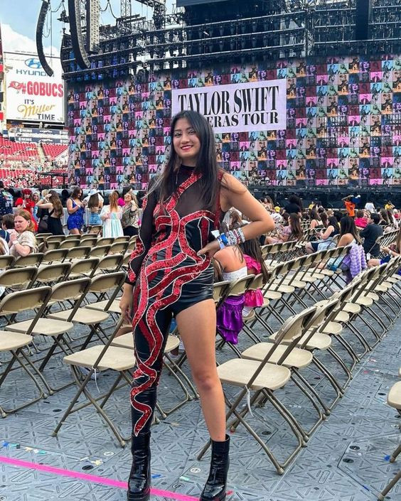 Vẻ đẹp ma mị, sắc sảo của các Swifties trong trang phục lấy cảm hứng từ album Reputation. Vẻ đẹp ma mị, sắc sảo của các Swifties trong trang phục lấy cảm hứng từ album Reputation.