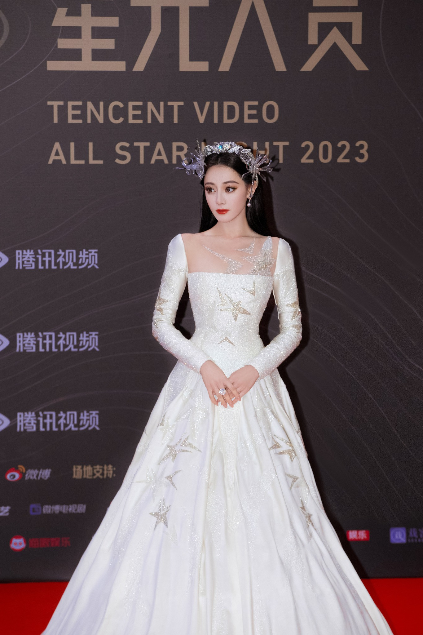 Địch Lệ Nhiệt Ba được mệnh danh là &quot;Nữ hoàng thảm đỏ thế hệ mới&quot;.