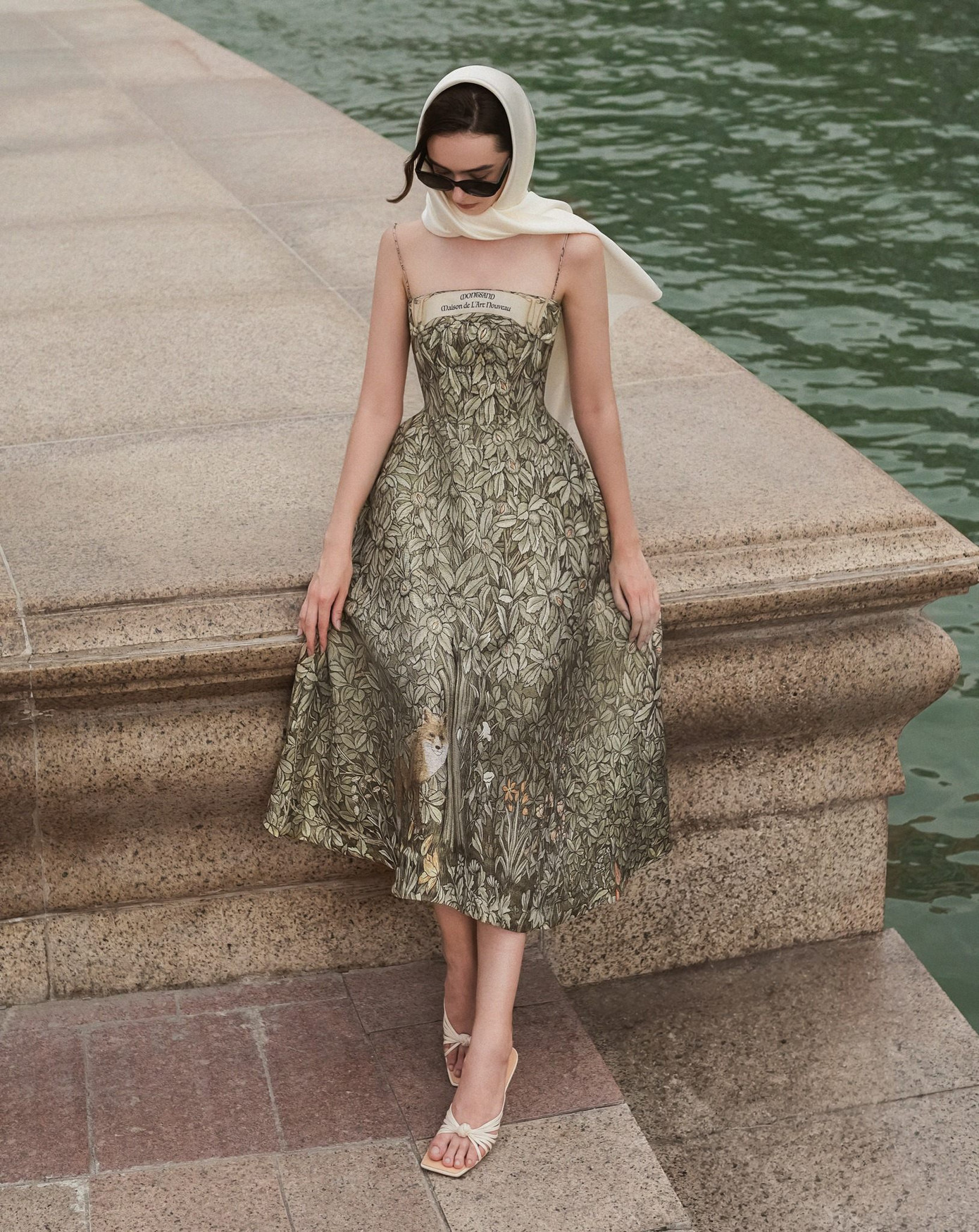 Thiết kế thuộc BST Xuân Hè 2020 của thương hiệu Montsand có họa tiết rừng cây gợi nhớ tới album phòng thu thứ 8 của Taylor Swift mang tên folklore. Thiết kế thuộc BST Xuân Hè 2020 của thương hiệu Montsand có họa tiết rừng cây gợi nhớ tới album phòng thu thứ 8 của Taylor Swift mang tên folklore.