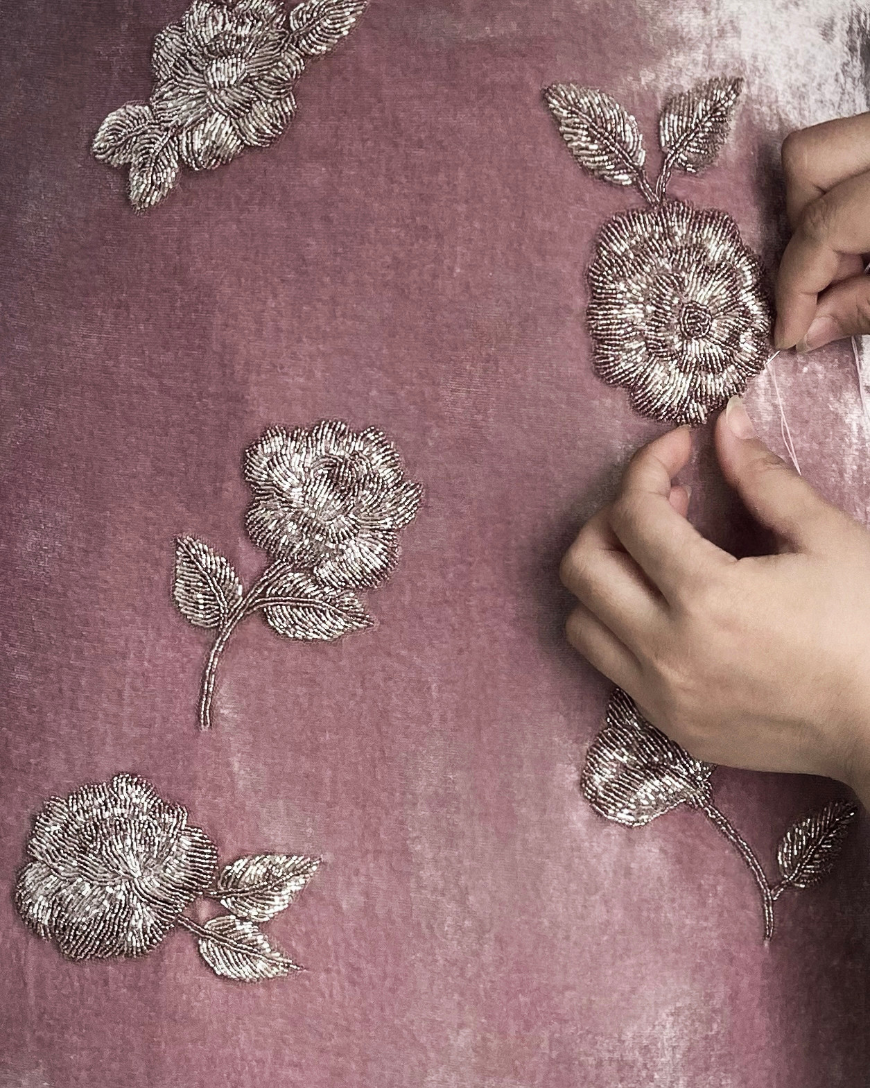 NTK Trần Hùng cùng đội ngũ thợ thủ công lành nghề dành tới nửa tháng để hoàn thiện các chi tiết thêu nổi, đính kết tỉ mỉ được lấy cảm hứng từ hoa trà.