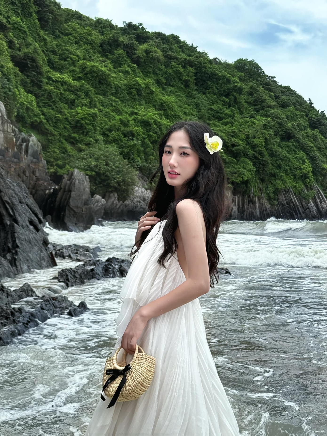 Diện mạo ngoài đời cuốn hút của nhân vật Thư. Hoàng Khánh Ly sở hữu sắc vóc mảnh mai, chuộng trang phục nữ tính, tôn dáng. Diện mạo ngoài đời cuốn hút của nhân vật Thư. Hoàng Khánh Ly sở hữu sắc vóc mảnh mai, chuộng trang phục nữ tính, tôn dáng.