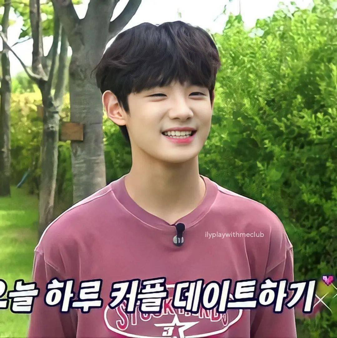 Sao nhí Baby Shark có màn dậy thì thành công. Diện mạo của cậu bé được cho là có nhiều nét tương đồng với tài tử Kim Soo Hyun. Sao nhí Baby Shark có màn dậy thì thành công. Diện mạo của cậu bé được cho là có nhiều nét tương đồng với tài tử Kim Soo Hyun.