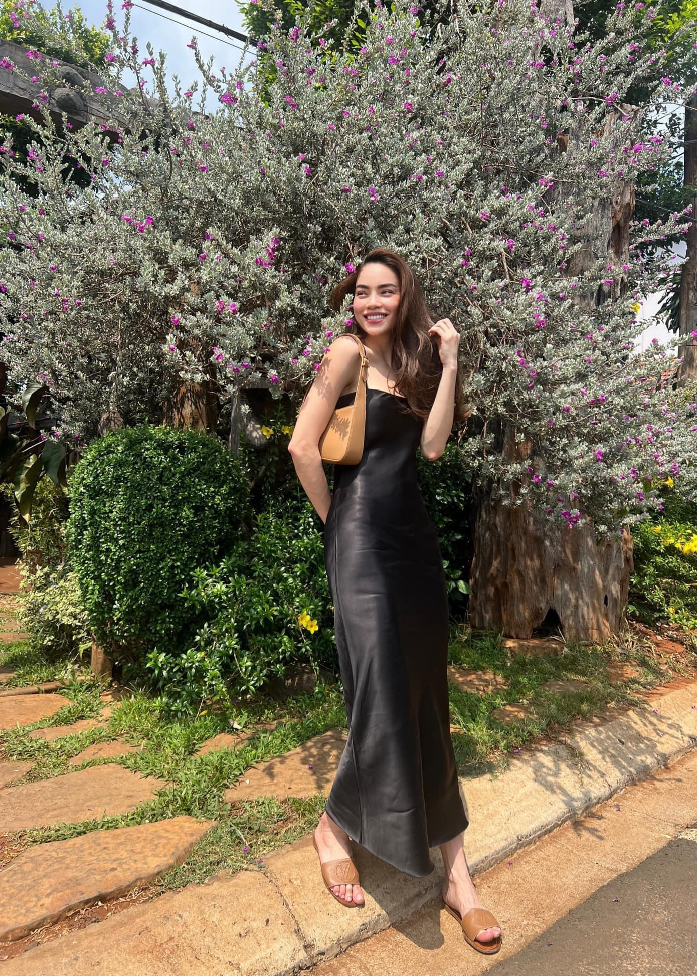 Bà mẹ ba con đón Hè với trang phục dạo phố hai dây năng động.