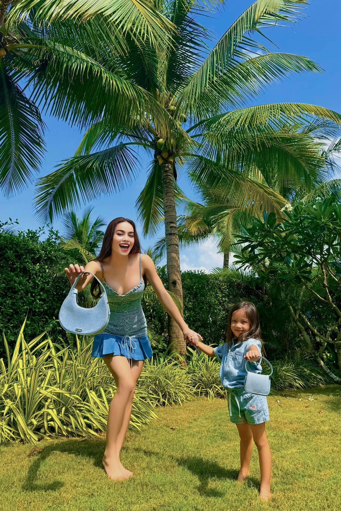 Bà mẹ ba con đón Hè với trang phục dạo phố hai dây năng động.