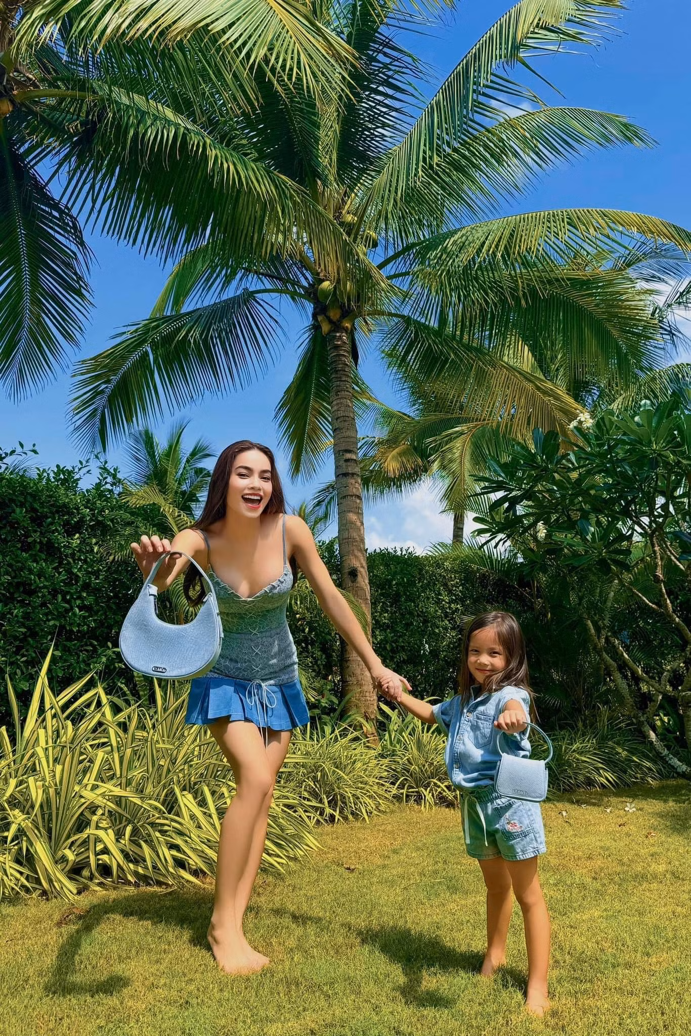 Bà mẹ ba con đón Hè với trang phục dạo phố hai dây năng động.