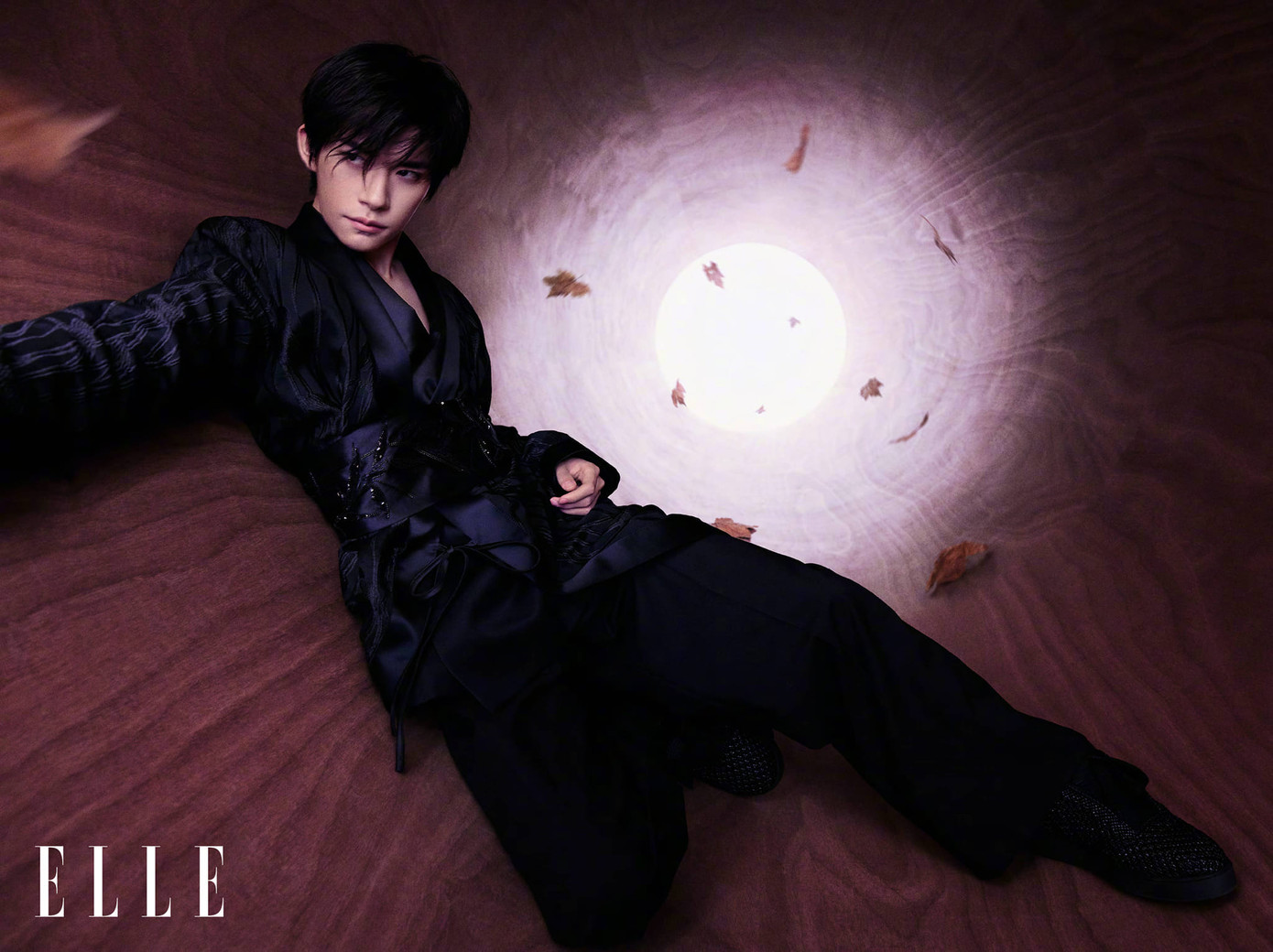 Dịch Dương Thiên Tỉ &quot;ghi điểm&quot; với sắc vóc, thần thái đậm chất điện ảnh trong trang phục thuộc BST nam Xuân Hè 2024 của thương hiệu Emporio Armani.