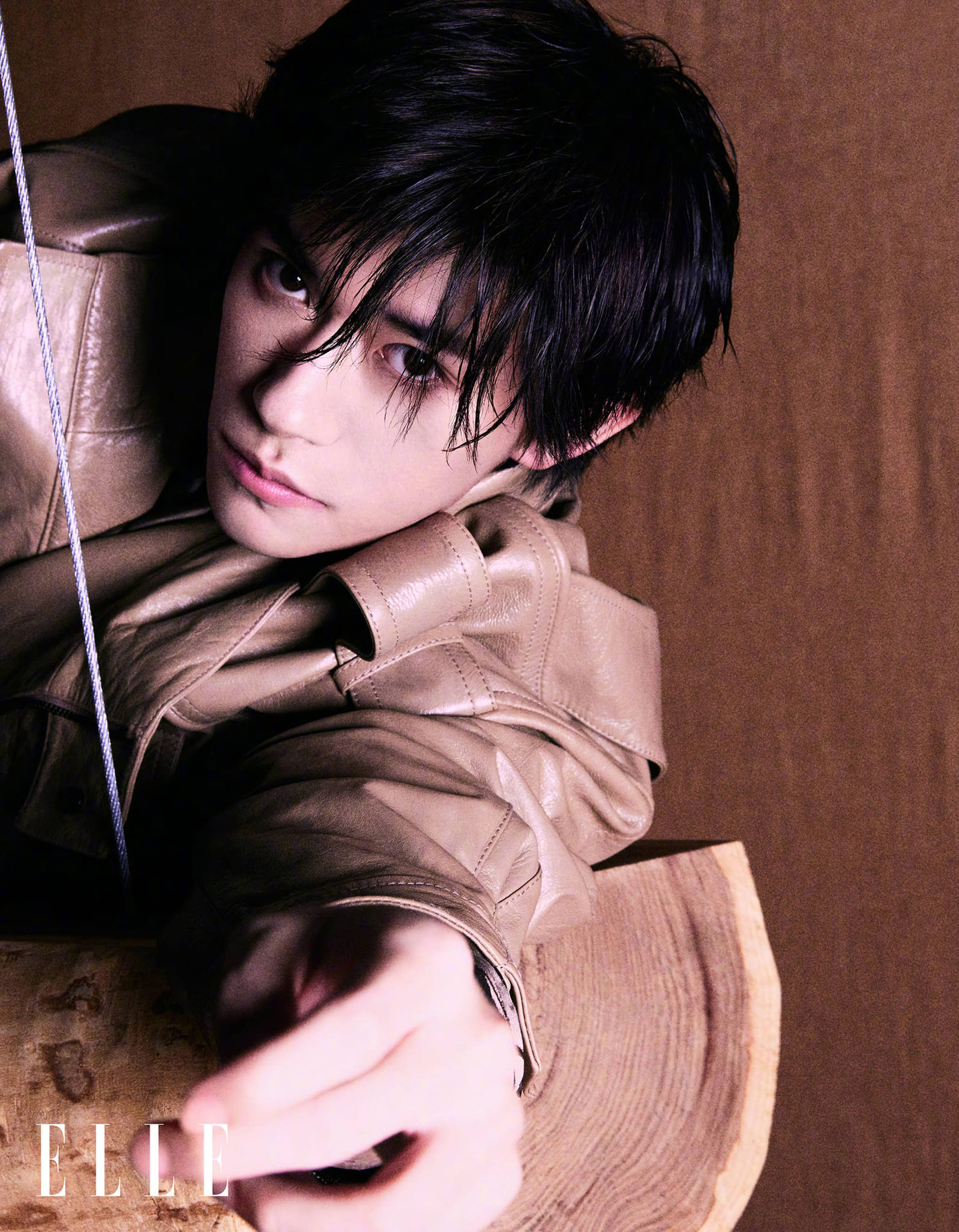 Dịch Dương Thiên Tỉ &quot;ghi điểm&quot; với sắc vóc, thần thái đậm chất điện ảnh trong trang phục thuộc BST nam Xuân Hè 2024 của thương hiệu Emporio Armani.