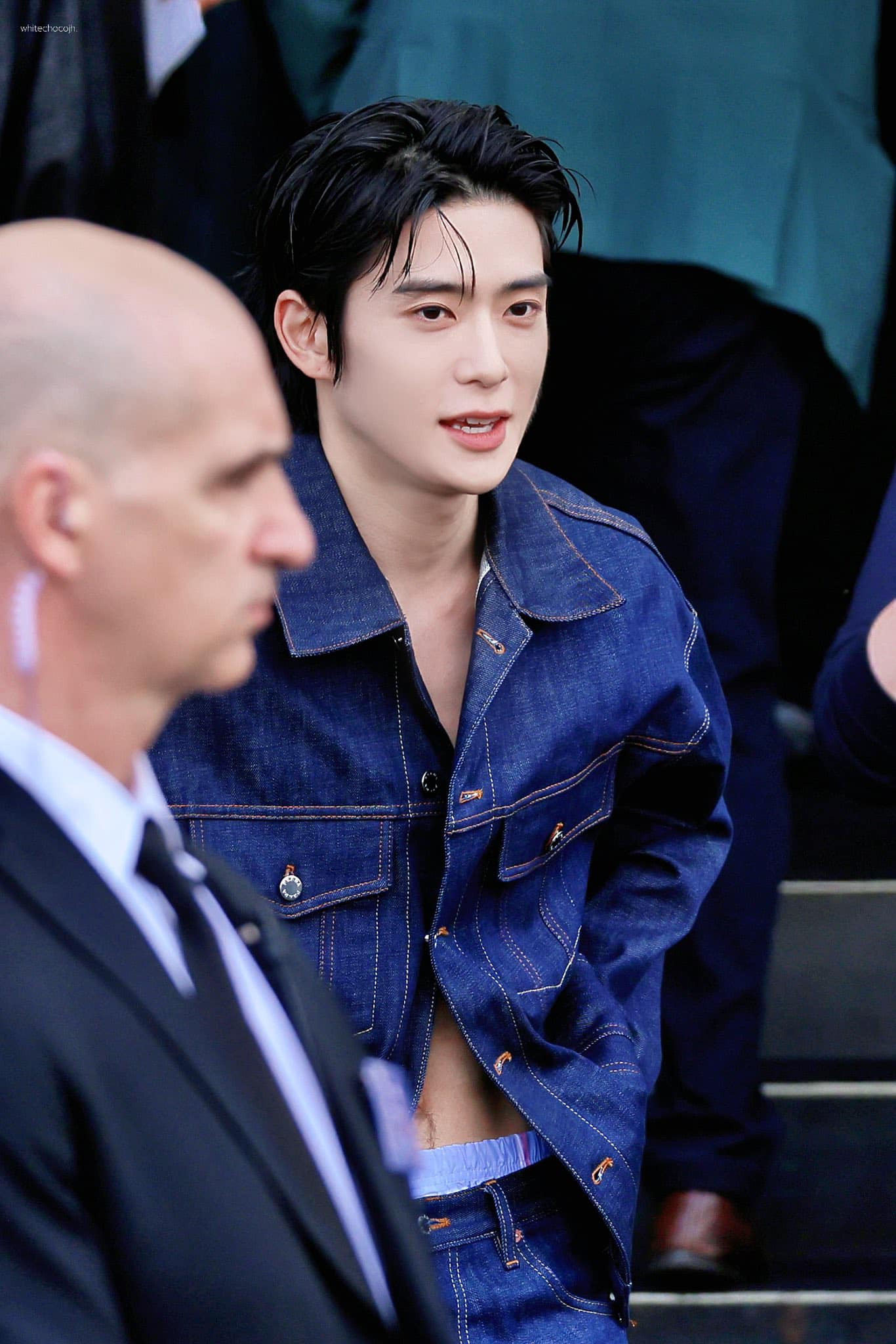 Cận cảnh nhan sắc của nam thần tượng người Hàn tại show diễn.