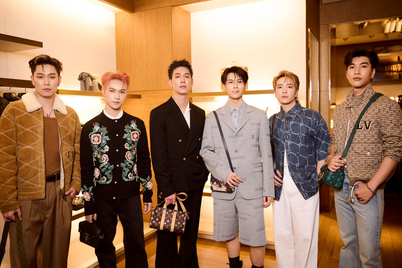 Dàn Anh Trai &quot;Say Hi&quot; đình đám chung khung hình tại sự kiện của nhà mốt Louis Vuitton.