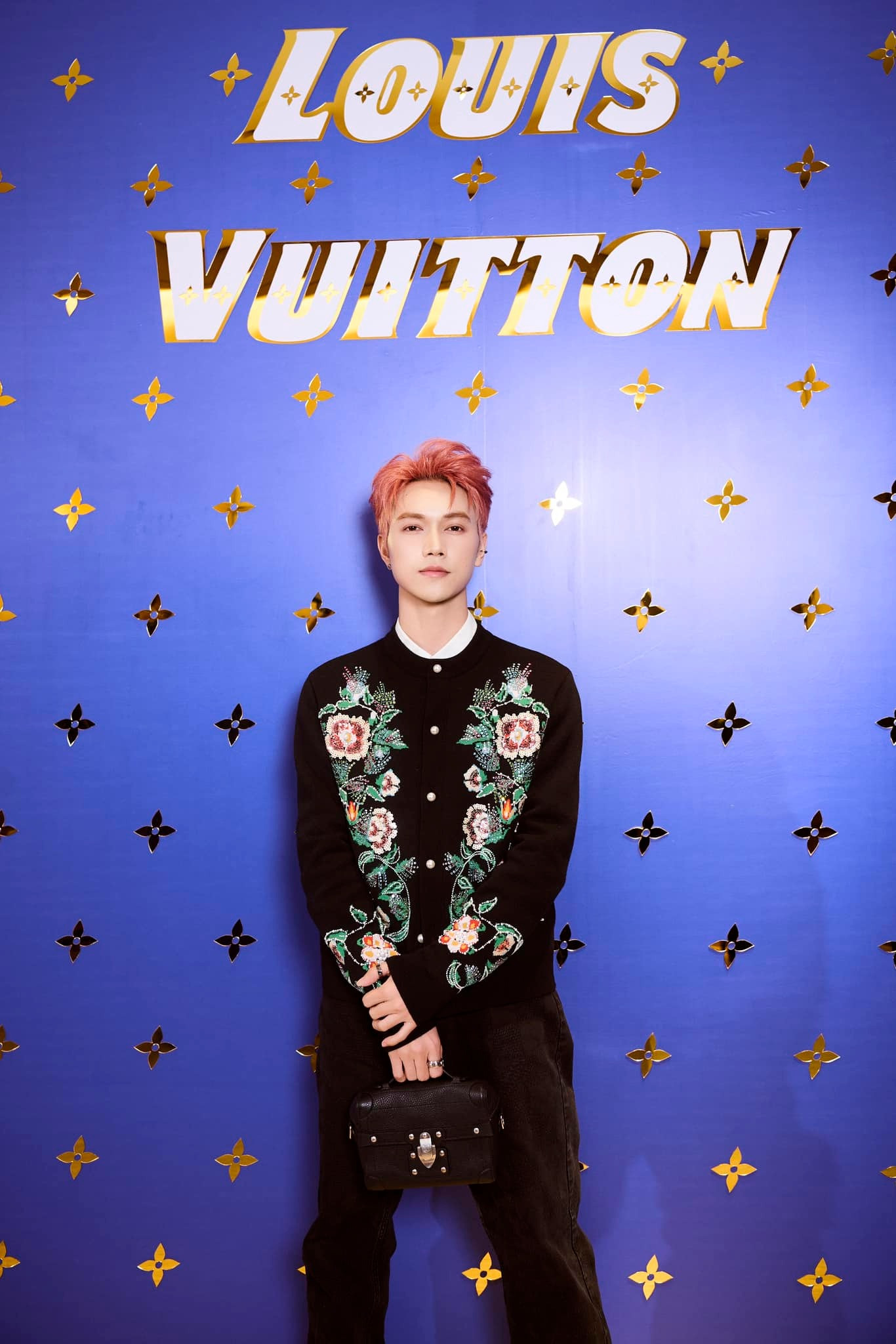 JSol tạo điểm nhấn nhờ họa tiết thêu, đính kết trên áo len có giá 157 triệu đồng.