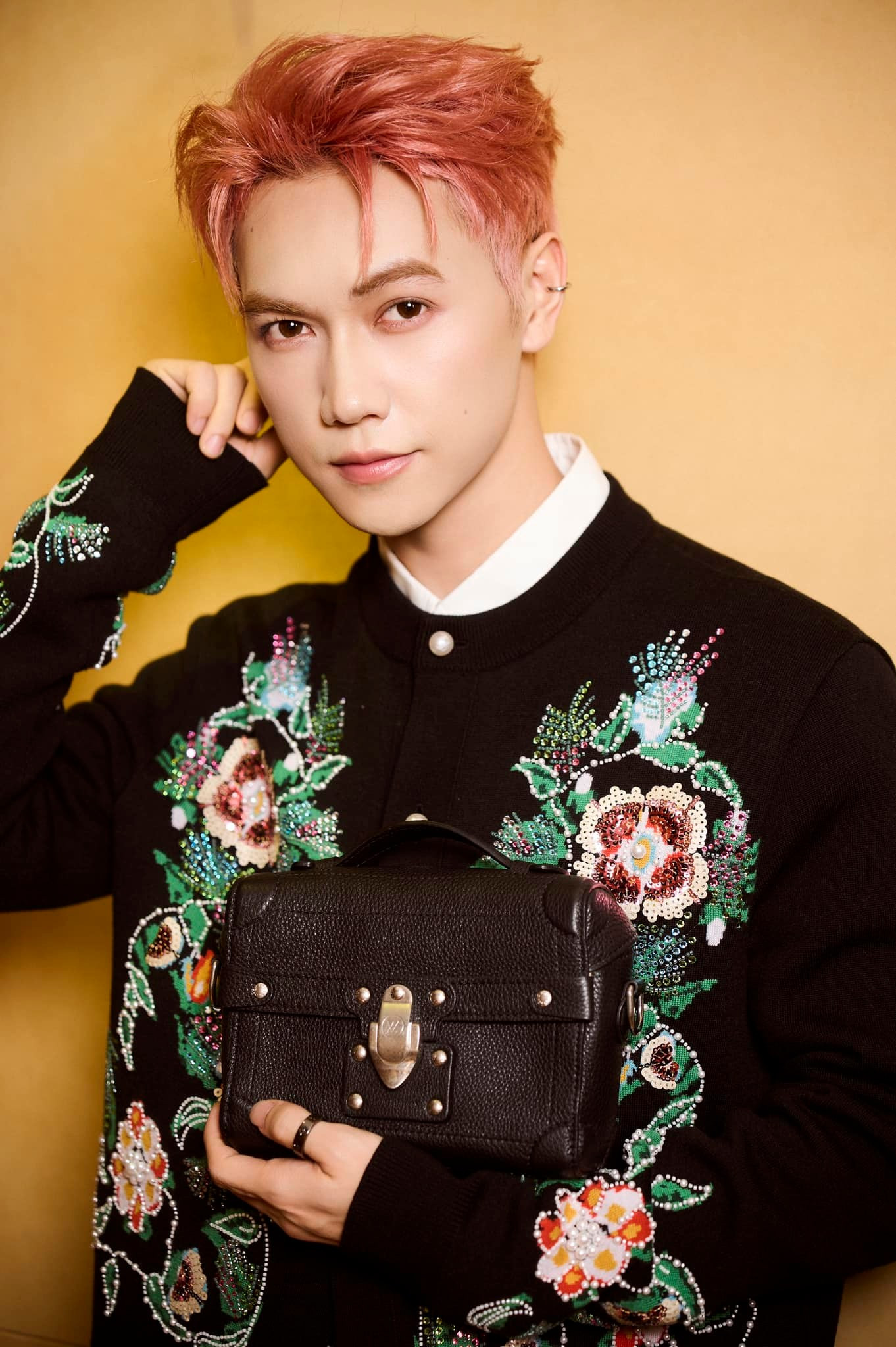 JSol tạo điểm nhấn nhờ họa tiết thêu, đính kết trên áo len có giá 157 triệu đồng.