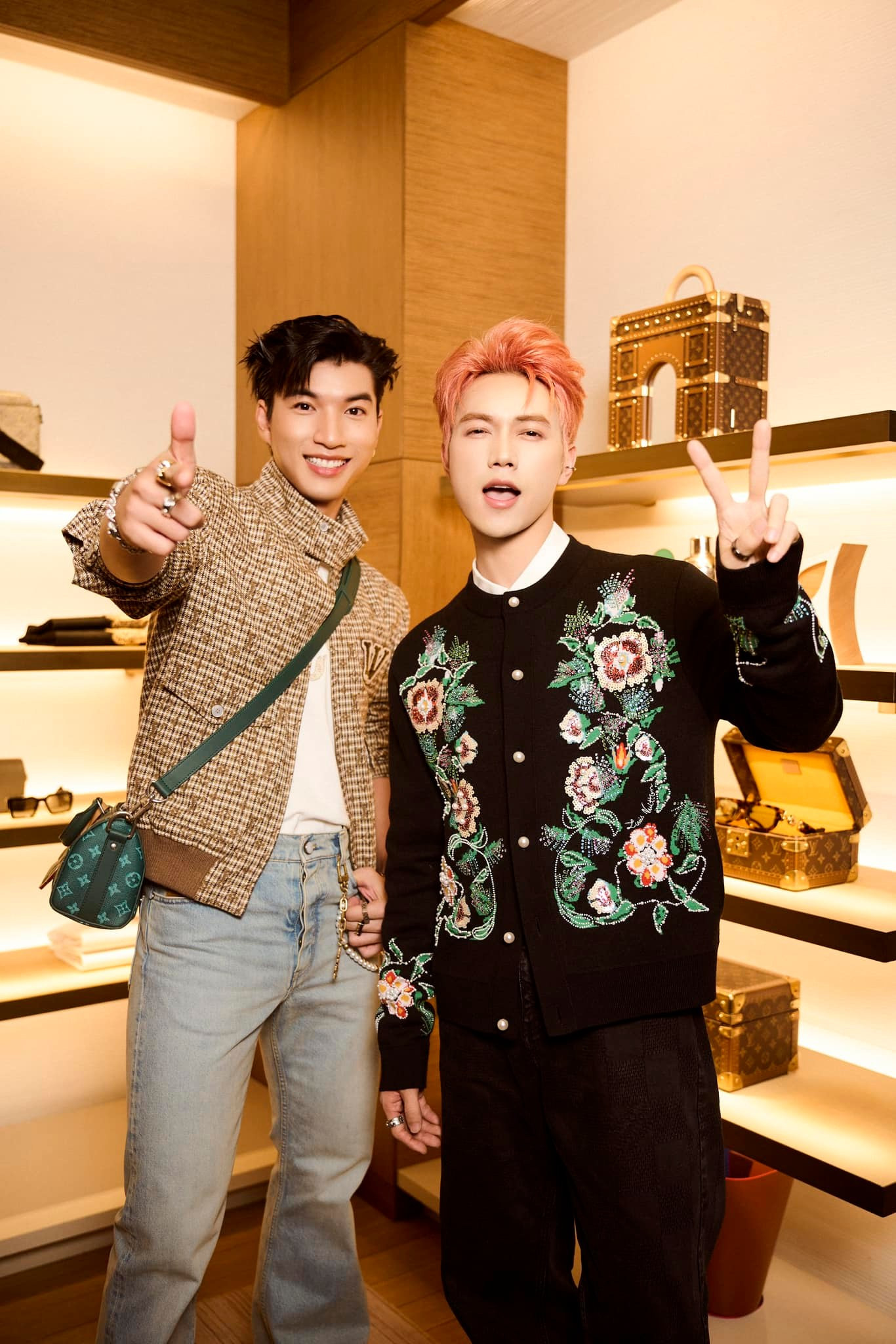 Dàn Anh Trai &quot;Say Hi&quot; đình đám chung khung hình tại sự kiện của nhà mốt Louis Vuitton.