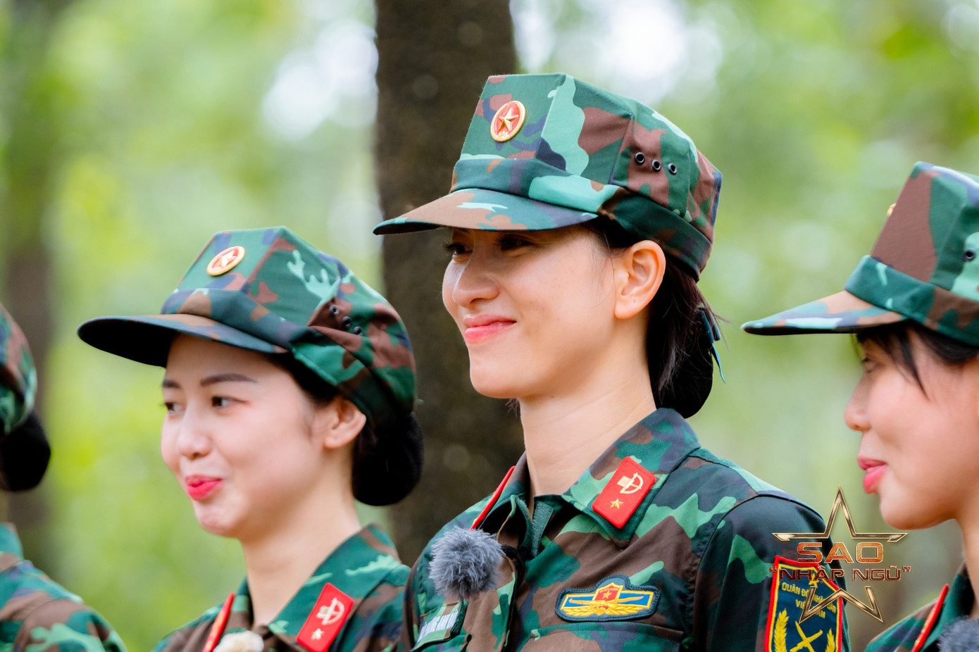 Trong các phân cảnh sinh hoạt, làm nhiệm vụ, vẻ ngoài tươi tắn, nhan sắc thanh tú của nữ diễn viên 32 tuổi &quot;đốn tim&quot; netizen.