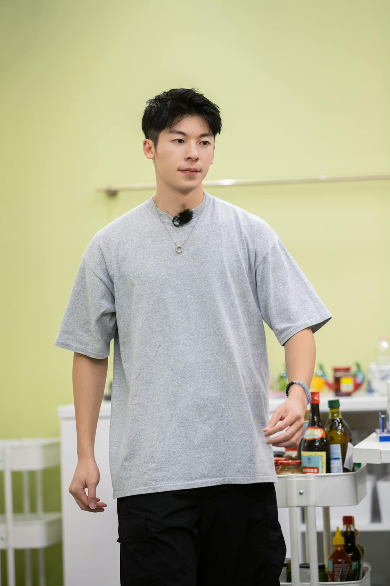 Mỹ nam hiện có hơn 10 triệu người hâm mộ trên Weibo. Ngoài đời, nam diễn viên 9X chuộng phong cách trang phục năng động, khỏe khoắn. Mỹ nam hiện có hơn 10 triệu người hâm mộ trên Weibo. Ngoài đời, nam diễn viên 9X chuộng phong cách trang phục năng động, khỏe khoắn.