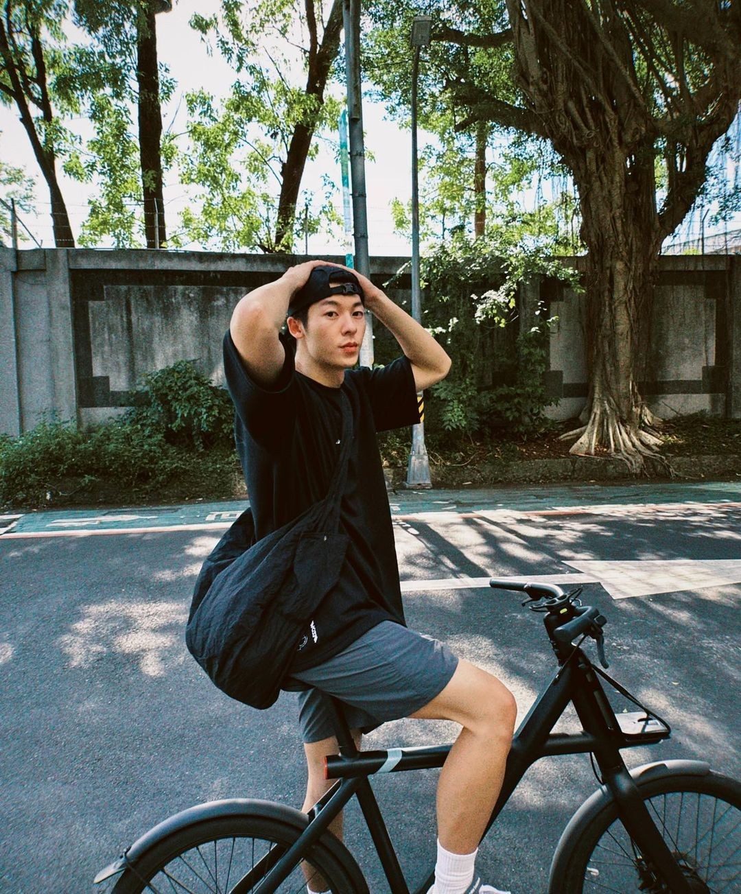 Mỹ nam hiện có hơn 10 triệu người hâm mộ trên Weibo. Ngoài đời, nam diễn viên 9X chuộng phong cách trang phục năng động, khỏe khoắn. Mỹ nam hiện có hơn 10 triệu người hâm mộ trên Weibo. Ngoài đời, nam diễn viên 9X chuộng phong cách trang phục năng động, khỏe khoắn.