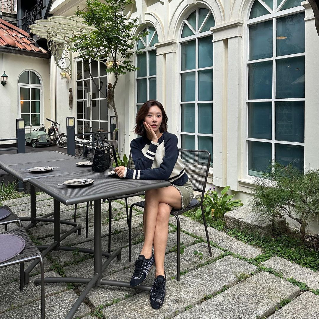 Mỹ nhân 8X cao 1m63, chuộng các mẫu váy ngắn hack dáng, tôn lên đôi chân thon thả.