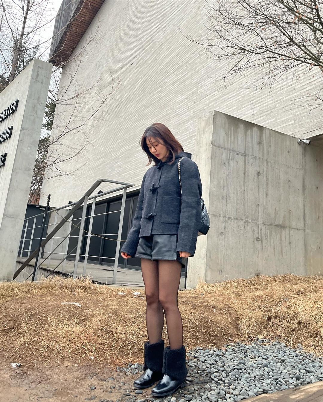 Mỹ nhân 8X cao 1m63, chuộng các mẫu váy ngắn hack dáng, tôn lên đôi chân thon thả.