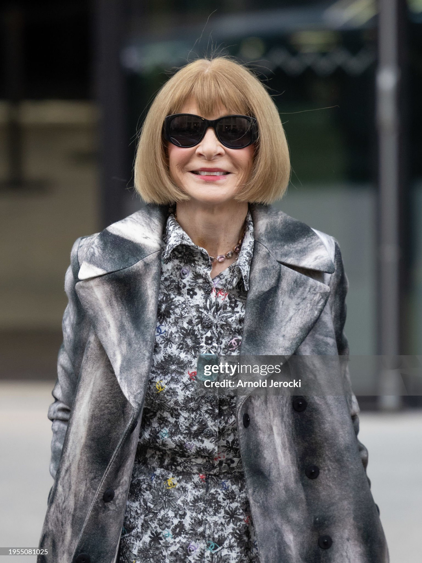 &quot;Bà trùm&quot; quyền lực làng thời trang Anna Wintour rạng rỡ, tươi tắn tại sự kiện trong trang phục tông màu xám cùng cặp kính đen quen thuộc.